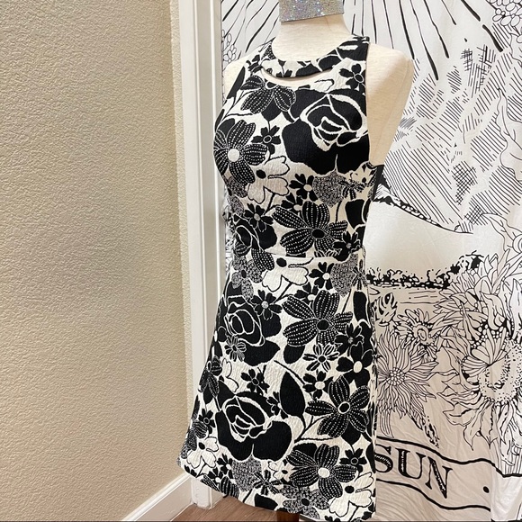 🌈 Gorgeous flower pop art dress - Picture 6 of 11